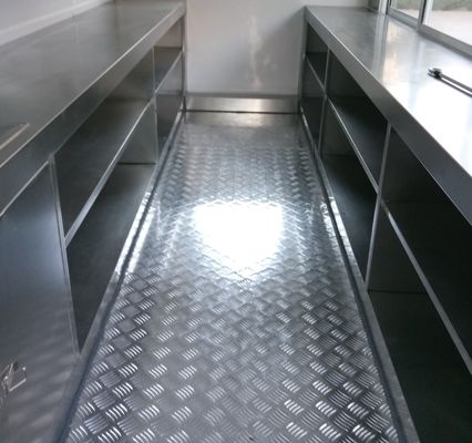 Une remorque de restauration rapide aux États-Unis avec équipement de cuisine et petite cuisine mobile