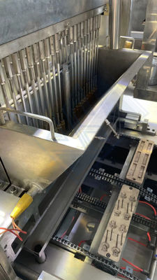 Machine automatique pour la fabrication de bonbons à base de bonbons