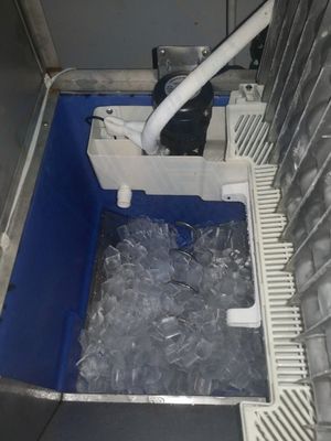 220v Voltage Fabricant de glaçons entièrement automatique Fabriqué avec une capacité de stockage de glace de 300 kg