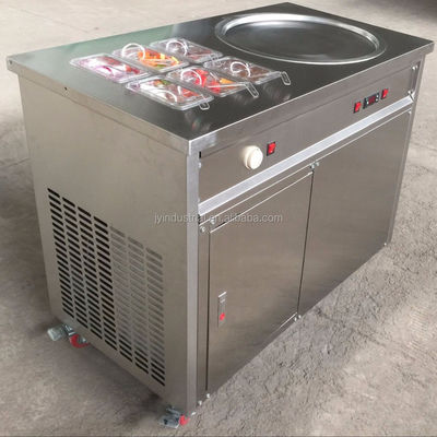 Une machine à glaçons argentée à double casserole pour les friandises maison