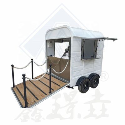 Des chariots alimentaires mobiles professionnels de la principale agence de publicité.