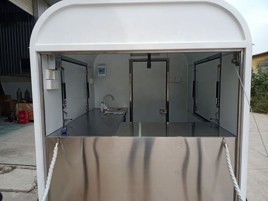 Des chariots alimentaires mobiles professionnels de la principale agence de publicité.