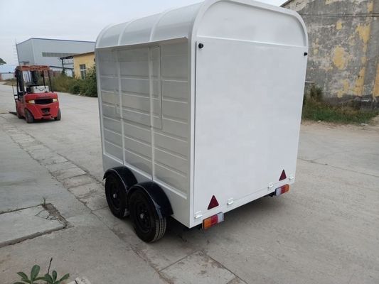 Des chariots alimentaires mobiles professionnels de la principale agence de publicité.