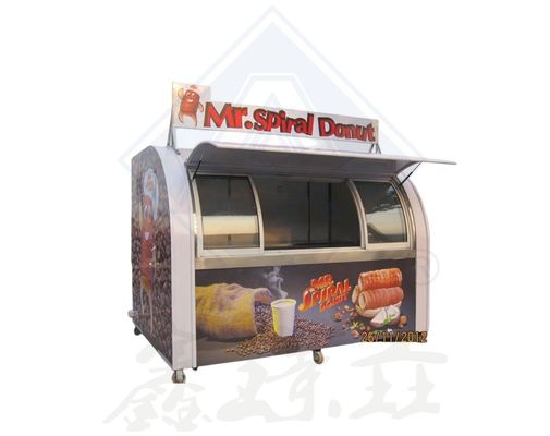 C'est le premier camion mobile pour la vente de collations entièrement équipé et prêt à servir.
