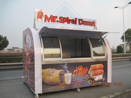 C'est le premier camion mobile pour la vente de collations entièrement équipé et prêt à servir.