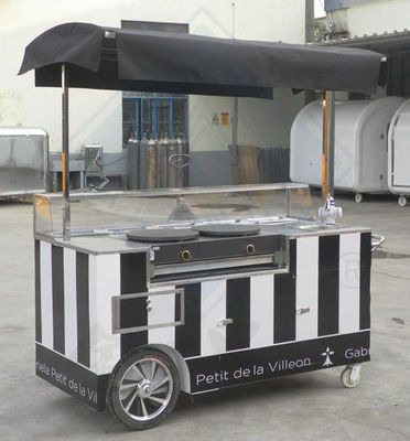 C'est le premier camion mobile pour la vente de collations entièrement équipé et prêt à servir.