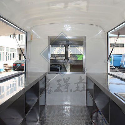 Machines entièrement équipées pour la fabrication de snacks, de glaces et de boissons en déplacement