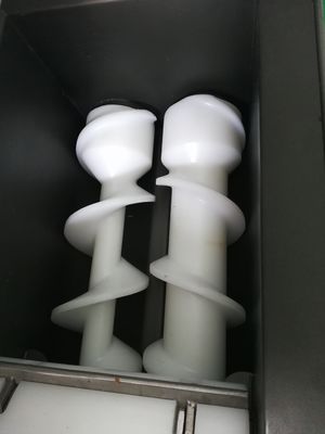 Double couleur biscuits Mochi machine de remplissage de crème glacée JY-868 PLC facile à utiliser 3 Hopper