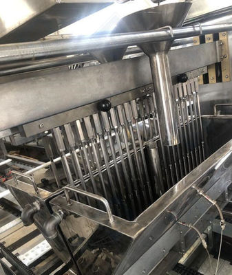 8000x2100x2100mm Vitesse de coulée 15-30 n/min Ligne de production de bonbons pour les sucettes durs plats