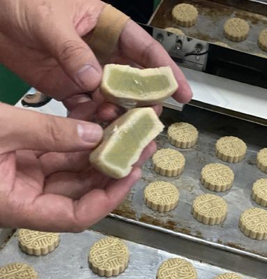 Machine à encruster automatique avec fonction de remplissage de biscuits