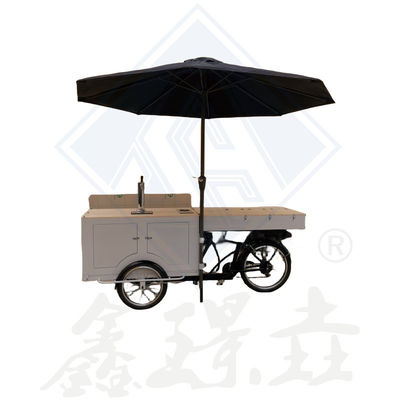 Les petites marchandises La fonction des machines est de vendre de la nourriture de rue roues 3 vélo pour le pain Les fruits
