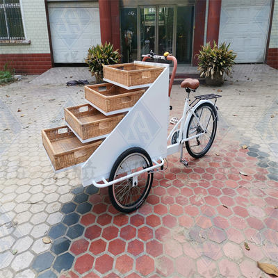 Les petites marchandises La fonction des machines est de vendre de la nourriture de rue roues 3 vélo pour le pain Les fruits