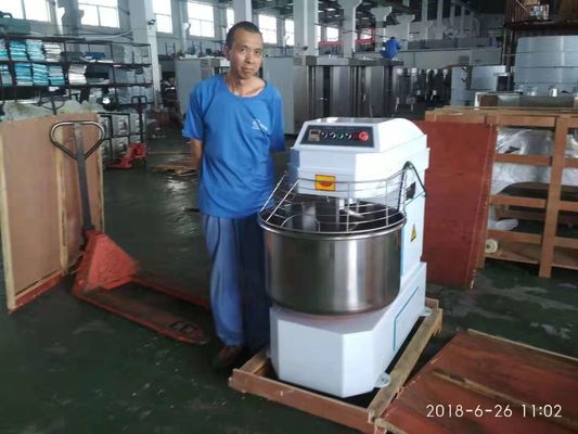 Capacité de sortie de 100 kg mélangeur de pâte industriel double mouvement double vitesse facile à utiliser