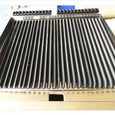 Grill à la lave en pierre à gaz commercial avec armoire et dispositif de protection contre les flammes à Sliver
