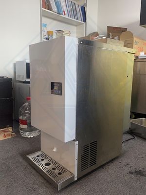 Mode de refroidissement Cube de refroidissement par air Fabricant de glaçons Cube de glace Industriel 120 kg Machine à glaçons automatique