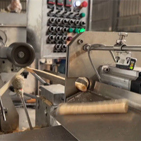 3400x1700x2250mm Machine à faire des rouleaux de galettes de chocolat Machine à faire des rouleaux d'œufs avec une puissance de 65 kW